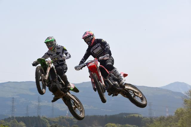 画像: 空中戦があるのがロードレースにないモトクロスの魅力! 山本の「空中でジャンプの高さとかライン変えて着地して1めのコーナー進入でブチ抜く」ワザ、スゴかった!