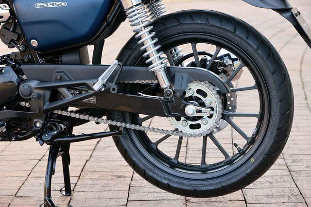画像: リアホイール径は18インチ。装着タイヤはCB350のMRF製に対し、GB350はダンロップ製に変更された。