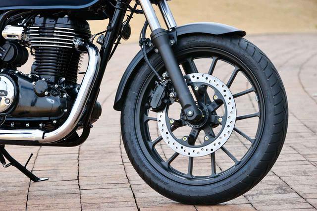 画像: フロントは安定感の高い19インチ。キャストホイールは細身のY字スポークが特徴の軽快なデザイン。