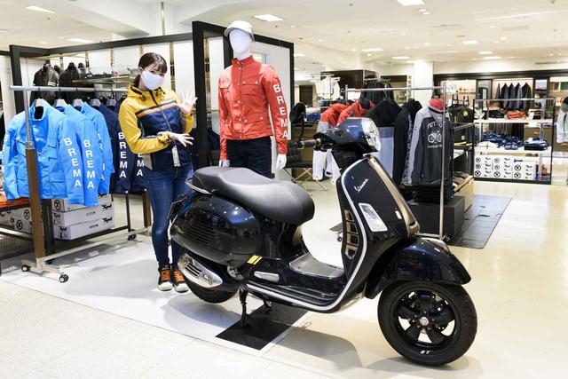 画像: Vespa GTSスーパーテック300とBREMAウェアで身を纏ったマネキン。