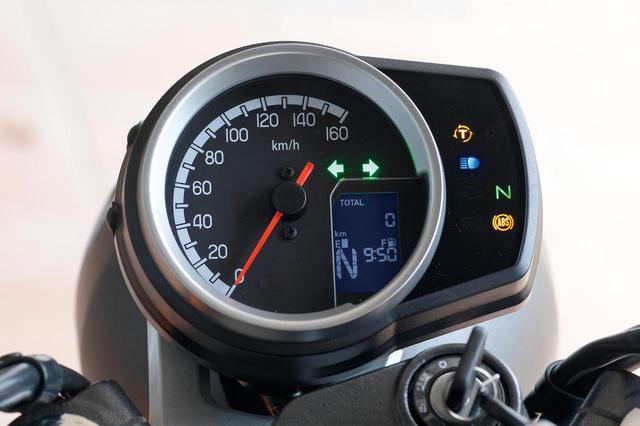画像: 160km/hスケールのアナログ速度計の盤面右下に液晶をプラスしたコンパクトなメーター。機能面も充実。