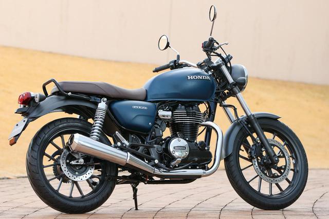 画像: 斜め後ろから見るとワイドなアップハンドルが目立つ。車格的には250ネイキッドぐらいで、取り回しもいい。