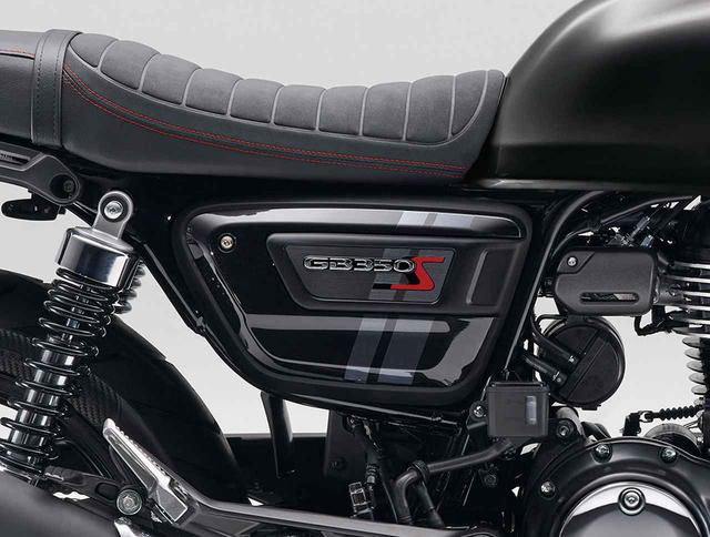 画像: GB350の曲面で構成されたプレーンなサイドカバーに対し、GB350Sのサイドカバーは側面をフラットにしたデザインに変更。
