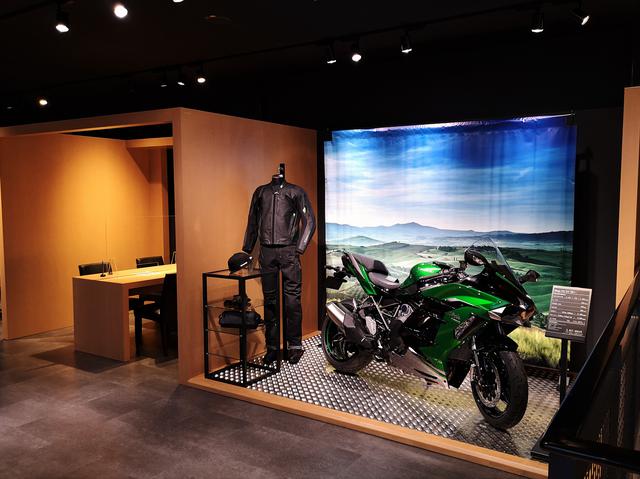 画像: 【ライフスタイル展示】最新のモデルとオリジナルアパレルでモーターサイクルライフを想像できる空間になっている。