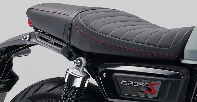 画像: レッドのステッチやタックロールの入ったスポーティなデザインのシートを採用。タンデムグリップも「S」専用のモダンなデザイン。