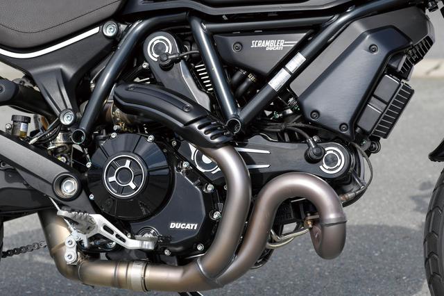 画像: 空油冷Lツインエンジンはボア98mm×ストローク71.0mmで排気量1079cc。伝統のデスモドロミック機構を採用したOHC2バルブで、あらゆる回転域で力強くなめらかな加速をもたらし、しかもフレンドリーなエンジン特性も実現。アルミ製のクラッチ&オルタネーターカバーやタイミングベルトカバーの美しい仕上げも魅力。