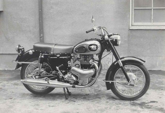 画像: 1965年(昭和40年)カワサキ「500メグロK2」 1960年のカワサキ+メグロ業務提携後に生まれた500メグロK2。スタミナK1をルーツに川崎航空機工業が再設計したモデルで、タンクバッジには川崎重工のリバーマークとメグロロゴが組み合わされ、クランクケースにはメグロの刻印に変わって「KAWASAKI」と入っている。
