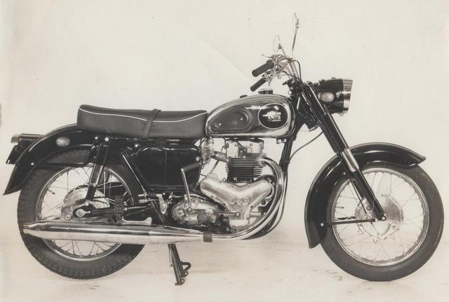 画像: 1960年(昭和35年)メグロ「スタミナK1」 メグロの初期モデルから改良を続けられてきた単気筒500ccが、56年に「スタミナ」として終焉を迎え、60年には新開発の2気筒モデルがデビュー。OHV並列2気筒エンジンを搭載した、後のカワサキ650W1のルーツだ。