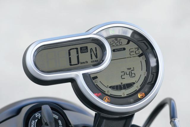 画像: 長円形と円形、2つの液晶パネルを組み合わせたユニークなデザインのコンパクトなメーターパネル。速度計やエンジン回転、燃料計、ギアポジションといった基本的な情報の表示はもちろん、電子制御システムのモード選択なども可能な多機能メーターだ。