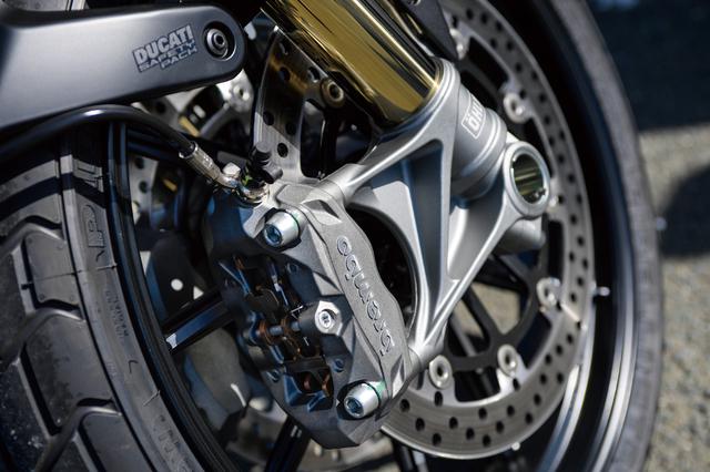 画像: フロントブレーキにはΦ320mmのダブルディスクと、ラジアルマウントされたブレンボ製4ピストンM4.32 Bモノブロックキャリパーを装備。コーナリングABSが組み合わせられ、高い安全性も確保している。ホイールは細身のスポークが軽快な18インチ径のキャストホイールだ。