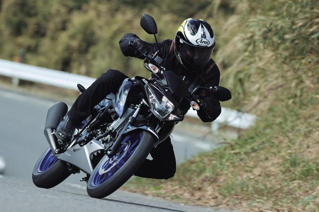 画像: スズキ「GSX-S125」/税込価格:38万2800円 発表される燃費とタンク容量を掛け合わせた数値が航続距離。これは11LタンクのGSX-R/S125が、10LタンクのCB125Rを凌ぎ切った。計算上、1タンクで496.1㎞走行可能。 www.autoby.jp