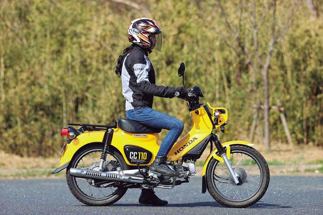 画像: ホンダ「クロスカブ110」/税込価格:34万1000円 スーパーカブ110をベースとしたドレスアップモデルなのに、ベースモデルからわずか6万円高のクロスカブ110。価格の絶対値でなく「おトク度」でいえばこちらの勝ち? www.autoby.jp