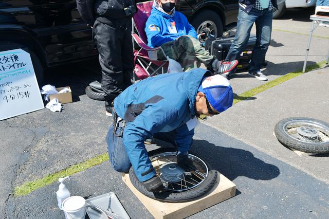 画像: ナンディ小菅氏によるタイヤ交換。