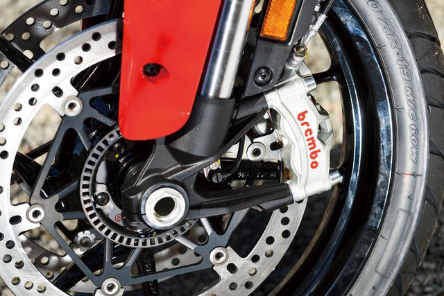 画像: フロントブレーキにはΦ330mm径ローターをダブルで装備し、ブレンボ製のStylema4ピストンラジアルマウントキャリパーを組み合わせる。これをIMUユニットにより制御される高精度なコーナリングABSで作動させ、高いレベルの制動力をさまざまな状況に合わせて発揮。