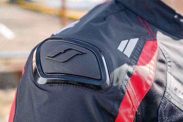 画像: 肩にはブランドロゴを施したアウタースライダーを装備。