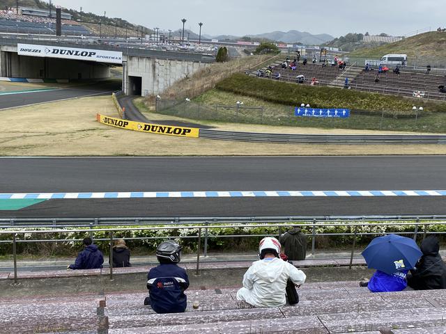 画像: ヘルメットを被って観戦したいた方や傘をさしている方もいました。