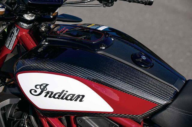 画像: イメージソースであるFTR750のカラーリングとスタイルが忠実に再現されているFTRカーボン。各所のカーボンパーツが高級感を醸し出す。