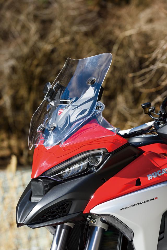 画像: シンプルなデザインだが効果的にライダーを走行風から守る大型のスクリーン。