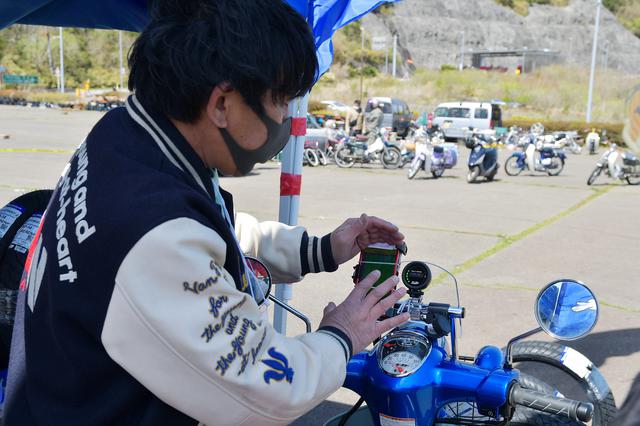 画像: なんかスマホで操作してた。