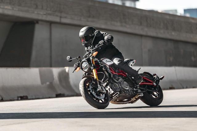 画像: プレミアムモデルとなるFTR Rカーボン。FTR Sに搭載される様々な機能に加え、前後オーリンズサスペンション、ブラックのアクラポビッチエキゾースト、プレミアムシートカバーも標準装備する。もちろん、外装類にはカーボンパーツを採用している。