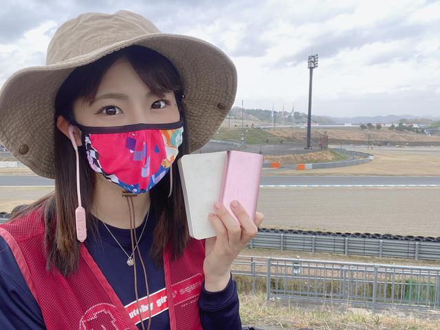 画像: 観戦で必須だったモバイルバッテリーとパシャリ。