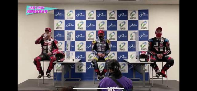 画像: レース2の記者会見の様子。表彰台に上がった3選手です。