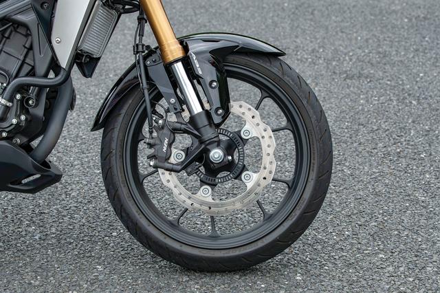 画像: フロントフォークは倒立、ブレーキキャリパーはラジアルマウント。今回のモデルチェンジでスプリング設定が見直された。
