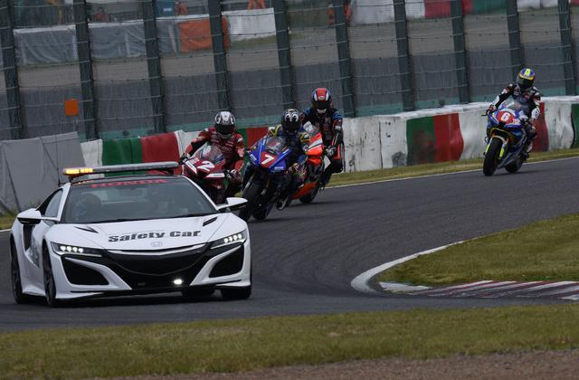 画像: セーフティカー介入中 この最中もライダーは休むことなく、再開後の瞬間に神経を集中してるんでしょうねぇ
