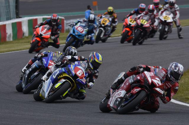 画像: ホールショットは清成!後ろに岩田がいますんで、ホンダCBR1000RR-Rはスタートがイイ!ということ?
