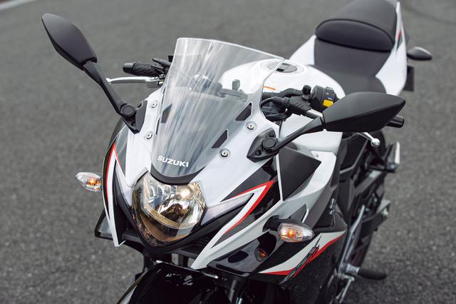画像: GSX-Rシリーズを彷彿させるスポーティなデザインのフロントマスク。ヘッドライト左右にはダクトが配置される。