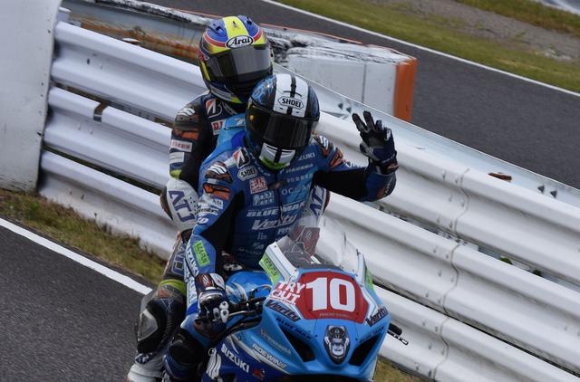 画像: 最終ラップでやらかした岩田を拾って帰ってくるユッキー こういうとこ、ユッキーが人気ある秘密なんです