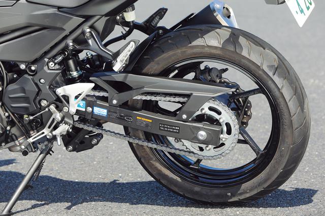 画像: エンジン後端に直接スイングアームをマウントするピボットレスマウントを採用。サスはリンク式でこのクラスとしては豪華。