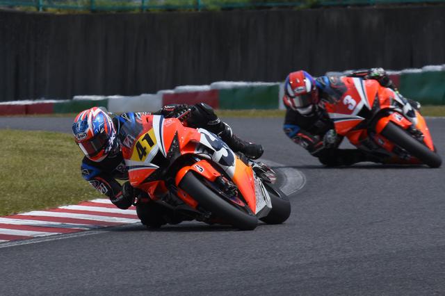 画像: レース中盤からペースの上がらなかった濱原をかわすスポット参戦の日浦