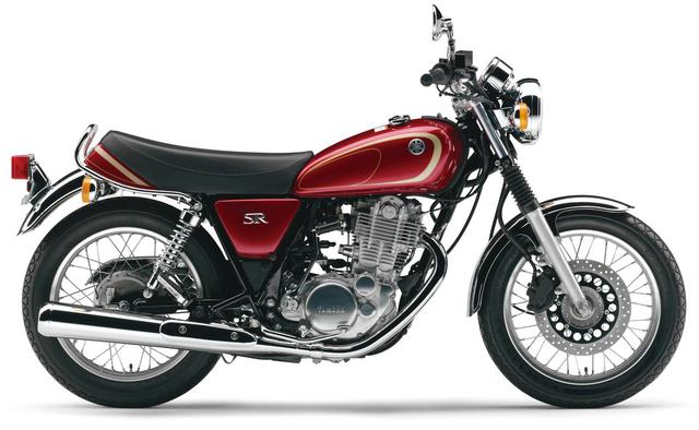 画像: 2009年12月、一旦生産中止となっていたSR400がFIを採用して2010年モデルで復活。基本スタイルは継承されたがタンクは容量そのままで少しでっぷりとした印象に。マフラーにはO²センサー設置、三元触媒を配置することで環境性能をアップ。クラッチの重さも解消された。発売当時価格:57万7500円