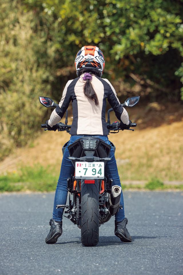 画像: KTM「250 DUKE」ライディングポジション・足つき性