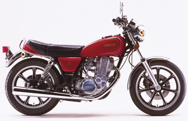画像: SR400はデビューの翌年10月に初のモデルチェンジ。車種名をSR400SPとし、キャストホイール、チューブレスタイヤ、パワーレバー、グラブバーを採用した。発売当時価格:34万円