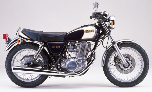 画像: 1983年3月にはスポークホイール仕様が標準モデルに。エンジンを見直し、フロントフォークをエア圧タイプに、ハンドル幅も変更された。キャストホイール仕様はSPとして併売。発売当時価格:36万5000円(SPは38万円)