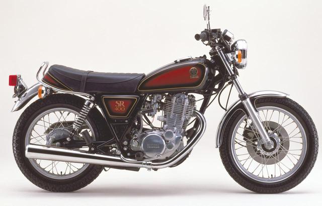 画像: SR初の周年記念モデルは1984年10月に登場。1000台限定カラーのスーパーレッドはタンク、サイドカバー、シートカウルに初めてサンバースト塗装が施され、音叉マークも初採用。ここまでが第1期ディスクブレーキ時代で左側にディスクが配置されている。発売当時価格:39万8000円