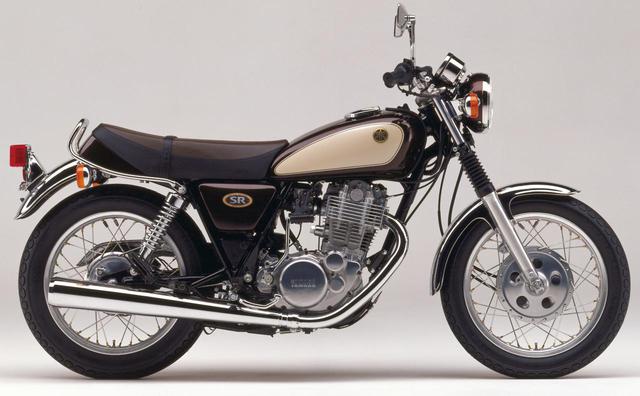 画像: 1991年東京モーターショーに出展され話題となった『SR400スペシャルエディション』を『SR400S』の名で1000台限定販売。カラーリングはヤマハの量産車第1号『YA-1』をイメージした「ミヤビマルーン」でサイドカバーにはクラブマーク風立体ロゴマークを採用した。発売当時価格:40万9000円