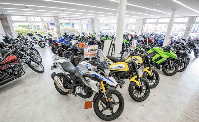 画像: 常時80台ほどの在庫があるバイク王秦野店。国産車、外国車問わず、排気量問わずラインアップできるのはメーカーに左右されない中古販売店の強み。