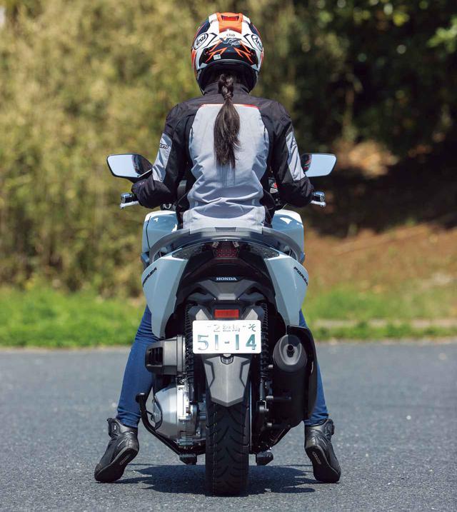 画像: ホンダ「フォルツァ」ライディングポジション・足つき性