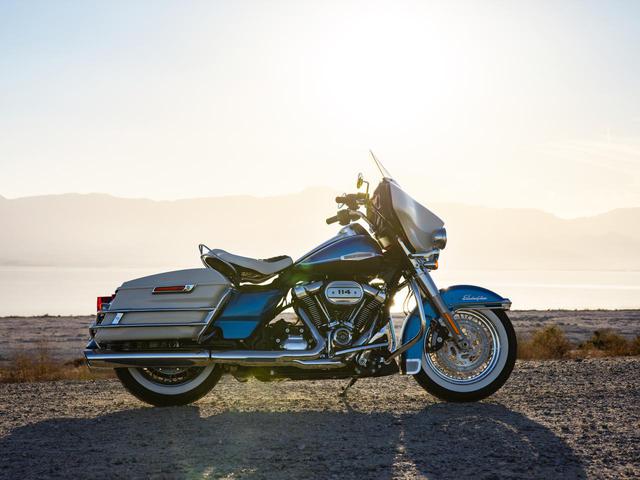 画像: Harley-Davidson Electra Glide Revival 排気量:1868cc エンジン形式:空冷4ストOHV4バルブV型2気筒 シート高:785mm(無負荷状態) 車両重量:391kg メーカー希望小売価格:税込337万9500円