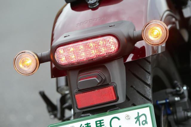 画像: オーバル形状でスリムなLEDテールランプ、フロント同様リング状発光のLEDウインカーもシリーズ共通。