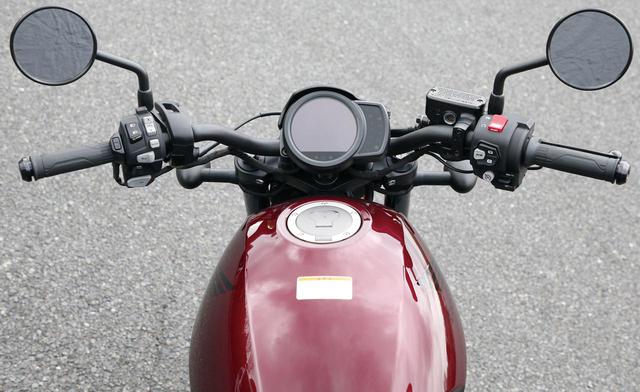 画像: この角度から見ると車体のスリムさとタンクのコンパクトさが伝わってくる。ハンドル幅は狭めだ。
