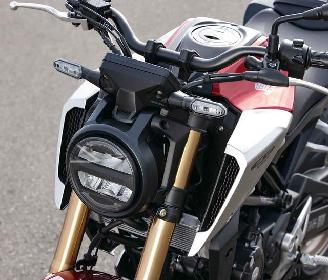 画像: LEDヘッドライトは兄貴分であるCB250Rとも共通のデザイン。ユニットを薄型とすることでマスの集中化も狙う。