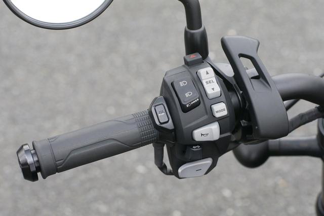 画像: スイッチボックスはMT車と共通だが、DCT車はシフトボタンとパーキングブレーキが追加されている。クラッチレバーは備わっていない。
