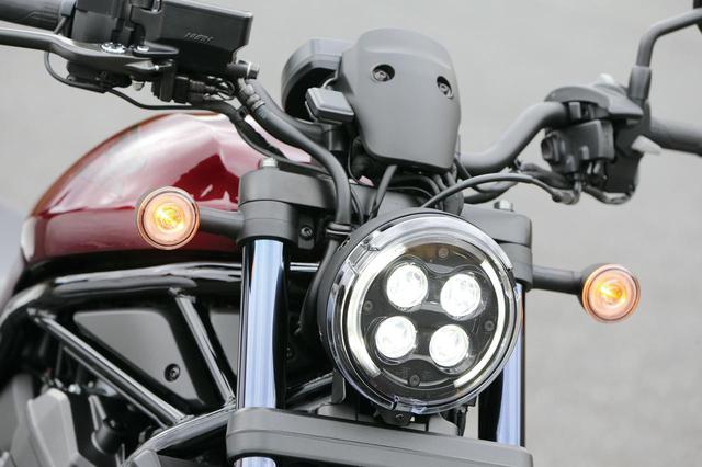画像: 顔つきはシリーズ共通。4眼デザインのLEDヘッドライト、リング状に光るLEDウインカーは250や500と同様のものだ。