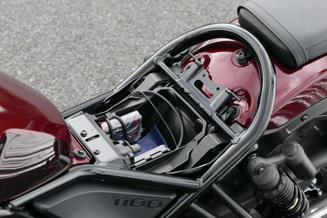 画像: シート下のスペースは小物を入れる程度の大きさ。内部にはETC2.0車載器が標準装備されている。
