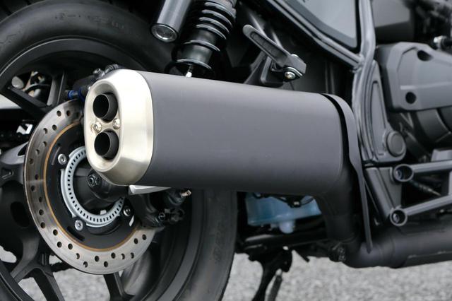 画像: オーバルサイレンサーは薄型でスリムな車体にぴったり。出口はデュアルで、重厚な音質のサウンドチューニングも施される。