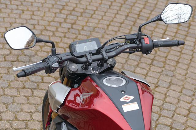 画像: ストリートファイター的な幅広ハンドルを採用。入力がしやすく、マシンコントロール性に優れる。